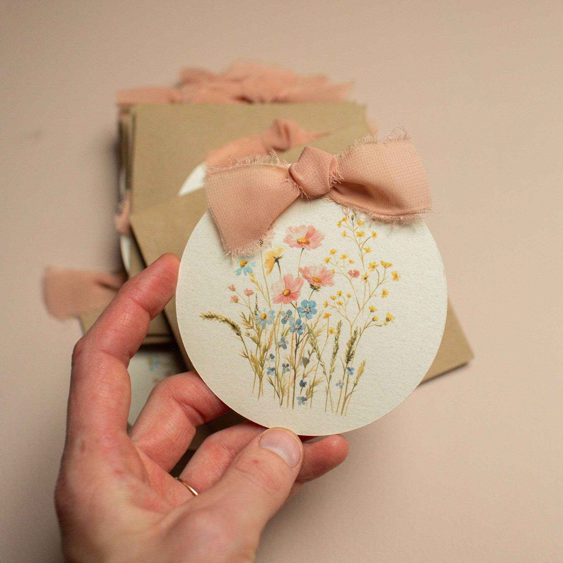 Pluktuin - Ronde kaart met lint - Zalm