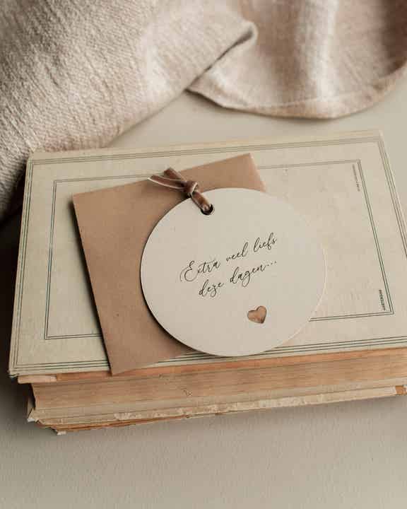 Extra veel liefs deze dagen - Ronde kaart met fluweel lintje