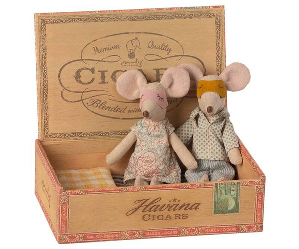 Maileg. Mum and dad mice in cigarbox