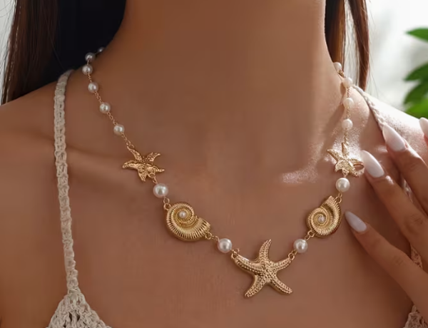 Holiday style gold necklace