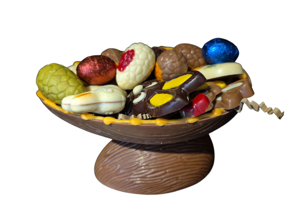 Paasei op voet gevuld met paaschocolade