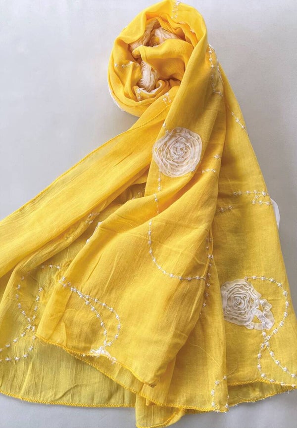 Katoenen shawl geel met opgestikt bloemmotief
