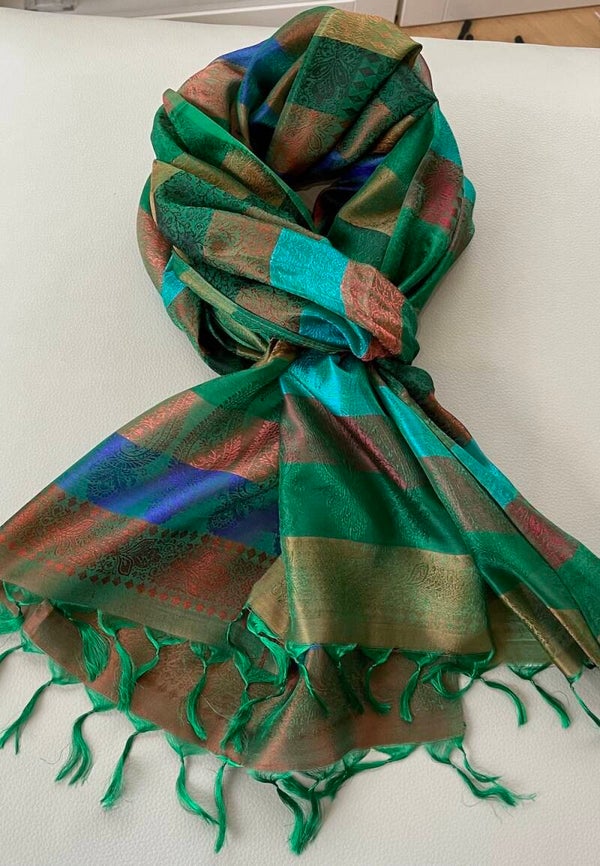 Zijden shawl met strepen geweven patroon groen