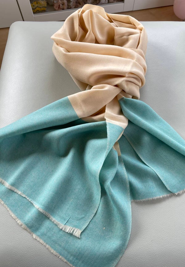 Semi Pashmina shawl met wol effen creme met zeeblauwe rand