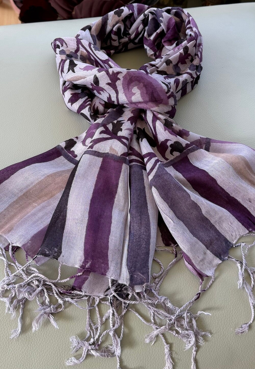 Katoenen shawl lila-paars met bloemenprint