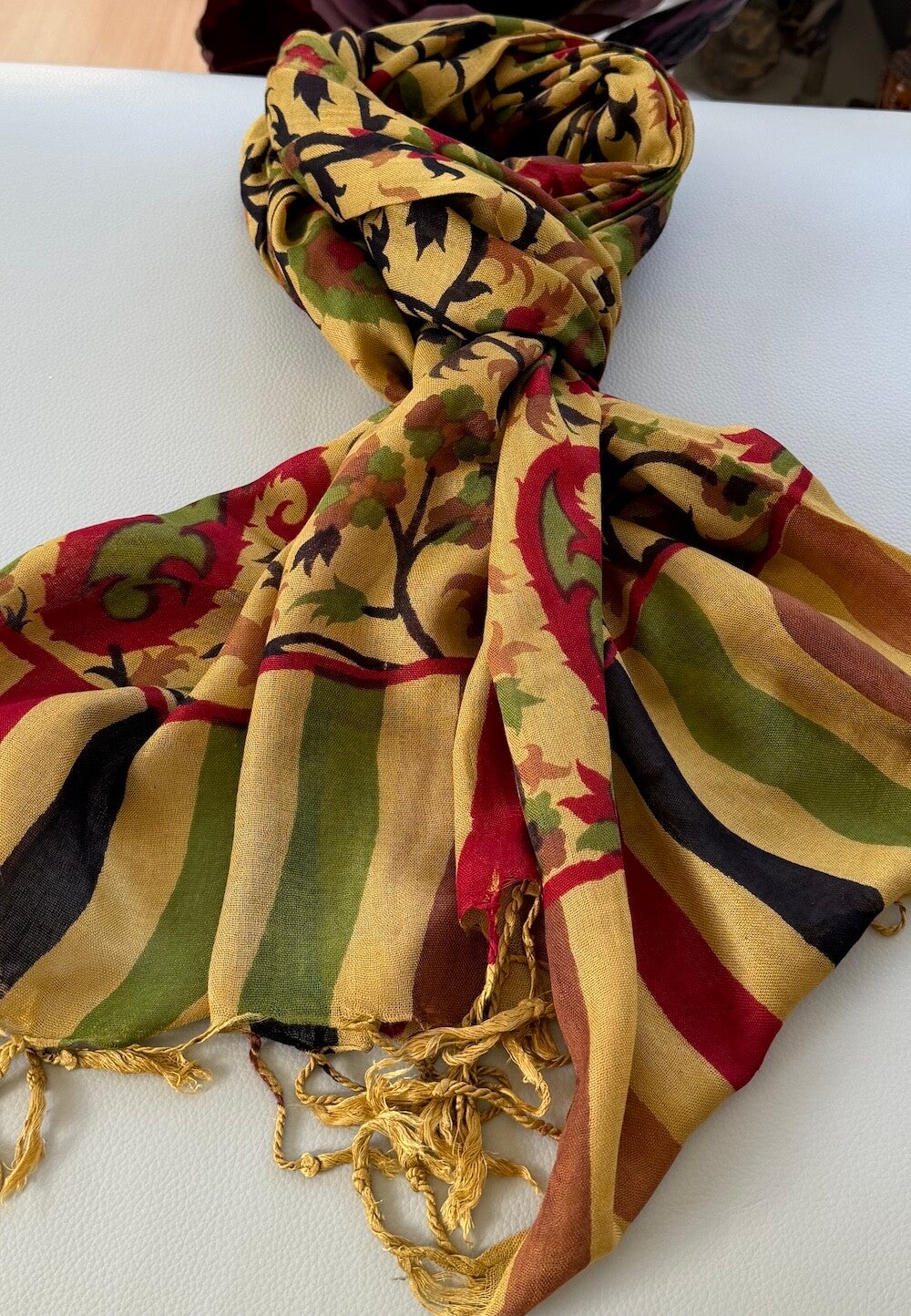 Katoenen shawl mosterdgeel met bloemenprint