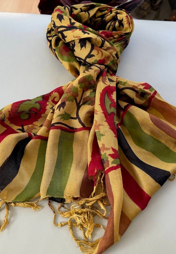 Katoenen shawl mosterdgeel met bloemenprint