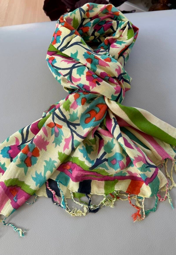 Katoenen shawl lichtgeel met bloemenprint