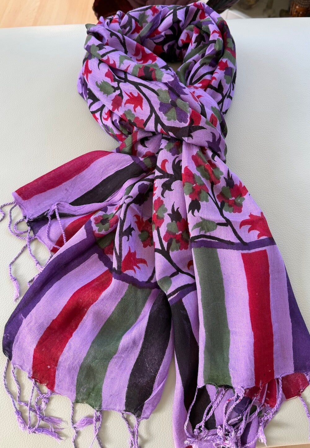 Katoenen shawl donkerlila met bloemenprint