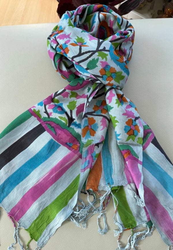 Katoenen shawl lichtblauw met bloemenprint