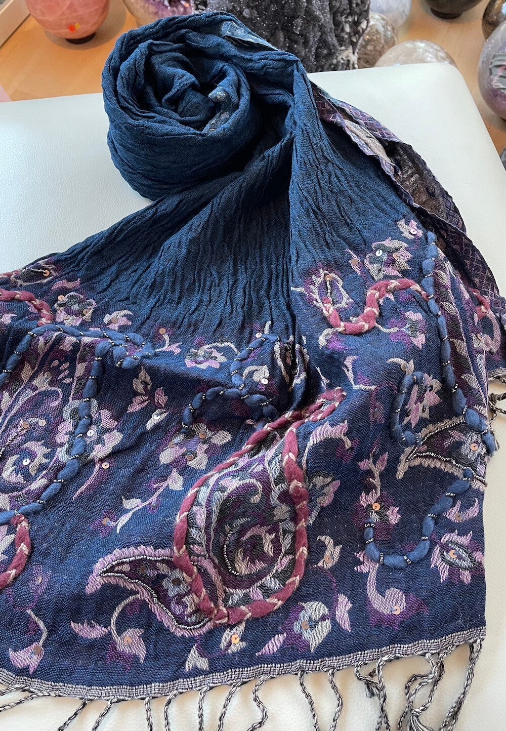Wollen shawl in donkerblauw paars crème en zwart met diverse accenten en elastiek