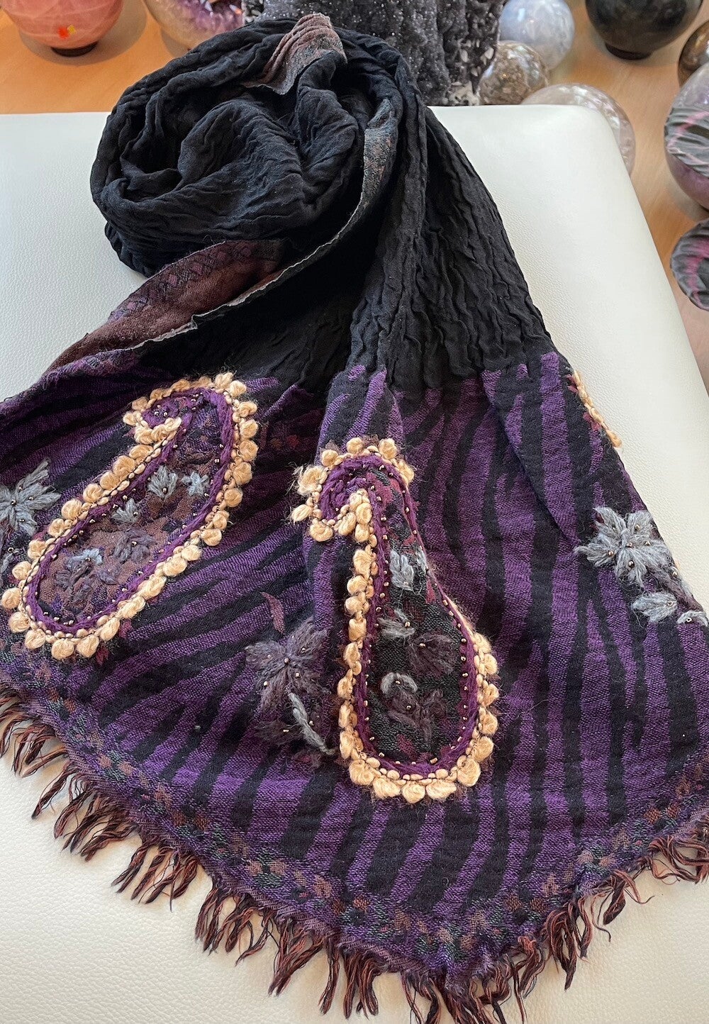 Wollen shawl in zwart paars en bruin met diverse accenten en elastiek