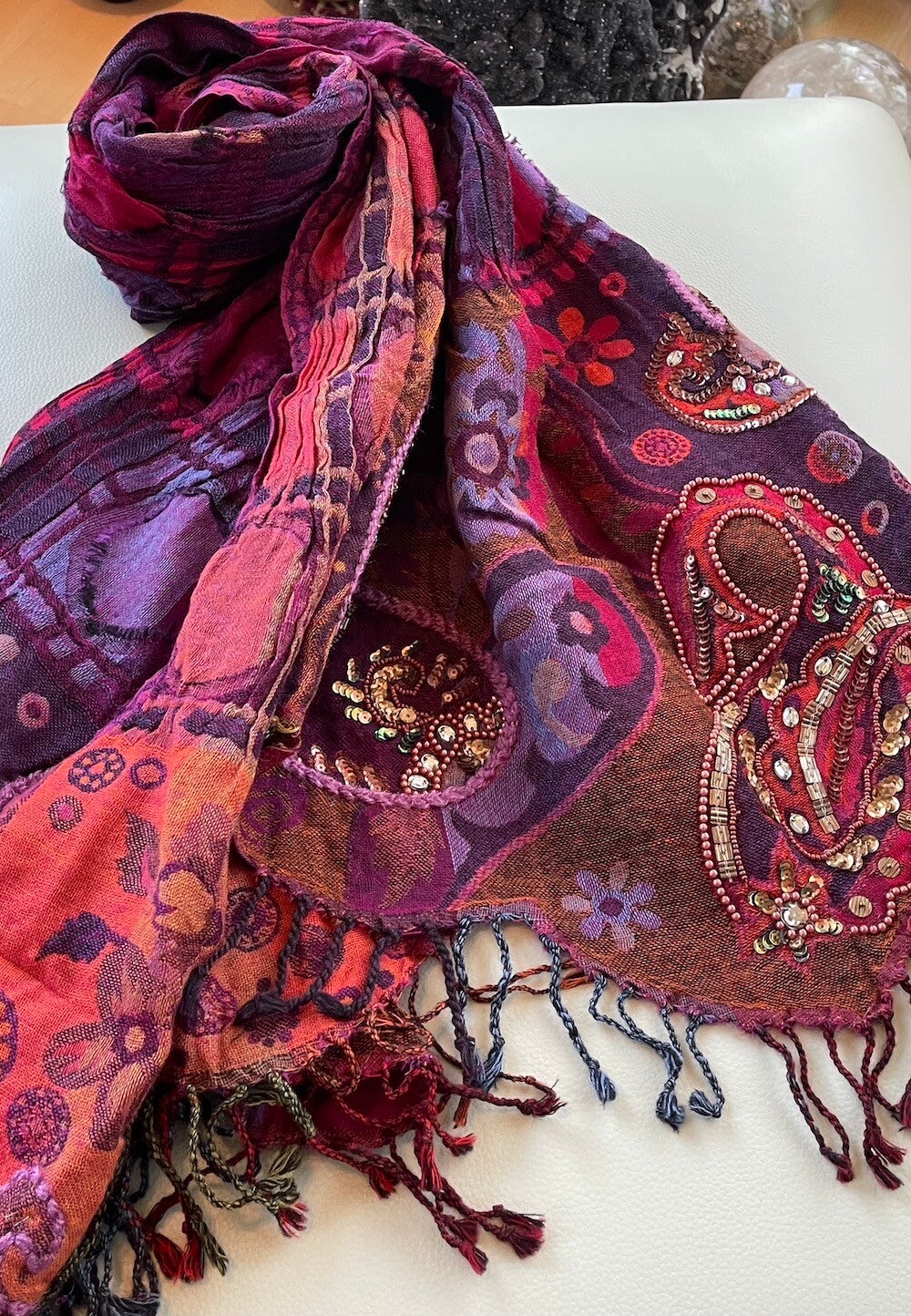 Wollen shawl in rood paars bruin lila oranje en blauw met diverse accenten en elastiek