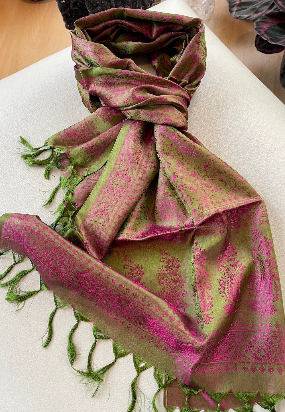 Zijden shawl geweven patroon groen fuchsia-roze