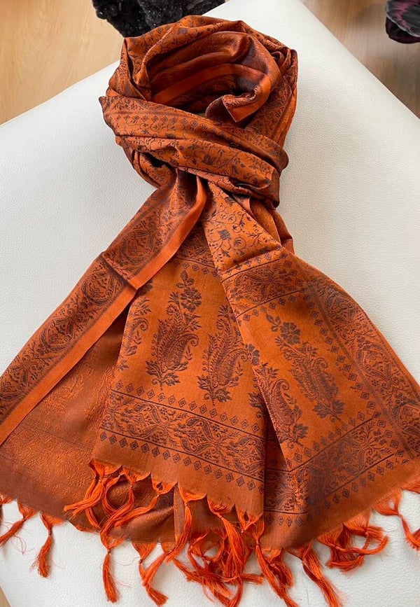 Zijden shawl geweven patroon  oranjebruin
