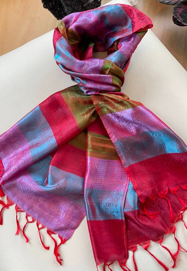 Zijden shawl met strepen geweven patroon rood groen turquoise paars