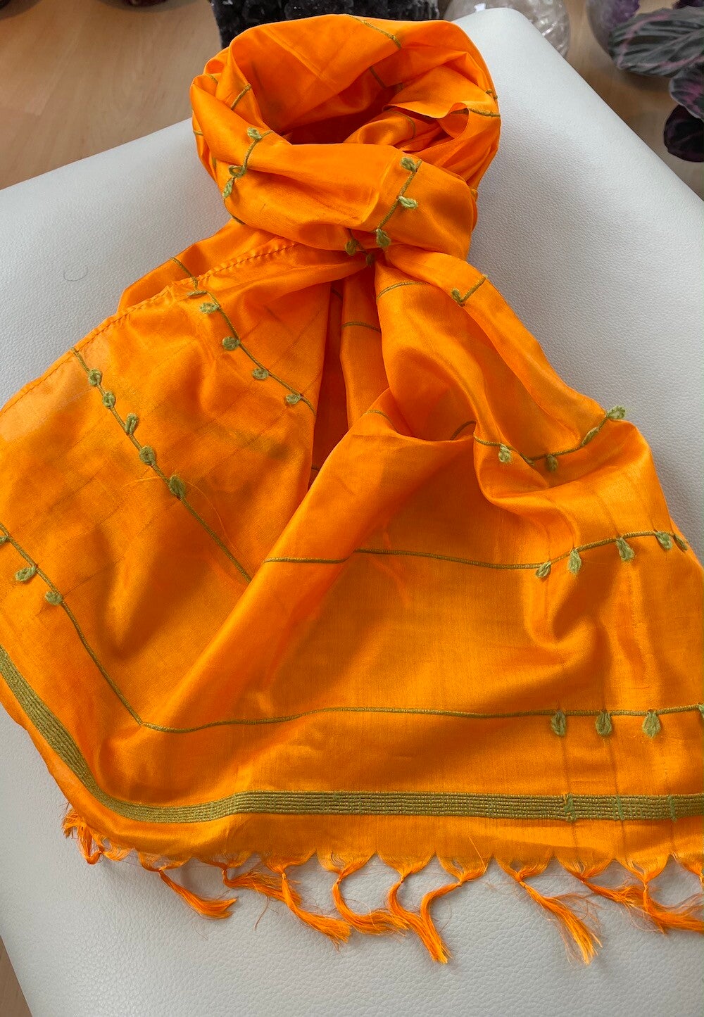Zijden shawl oranje met wollen accentstrepen