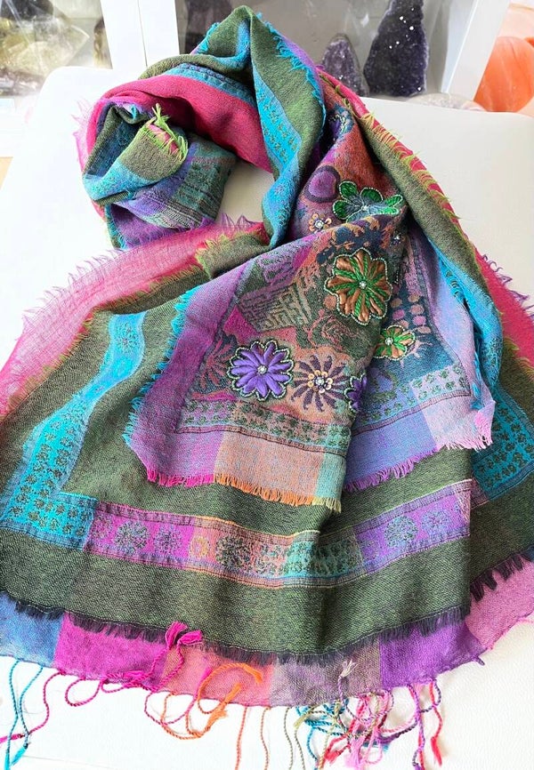 Wollen shawl groen paars roze oranje met diverse accenten