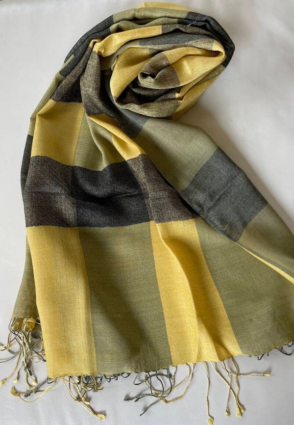 Zijde met wol shawl met blokkenpatroon in geel grijs zwart