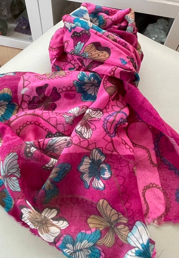 Wollen shawl roze met gekleurde print in vlinders en bloemen