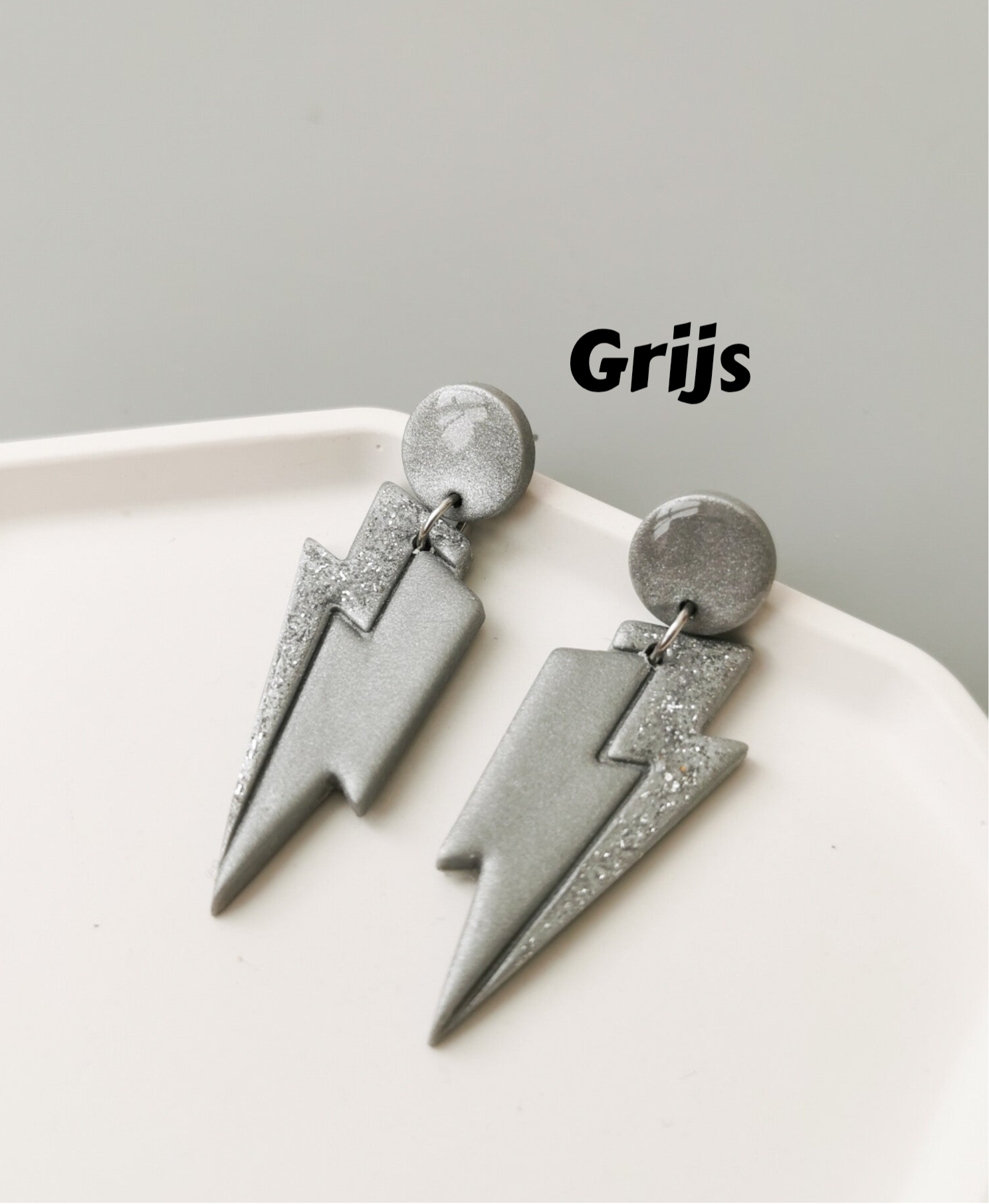 Grijze en zilverkleurige polymeerklei oorbellen