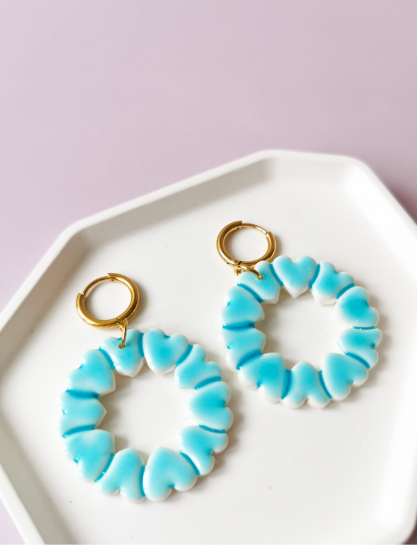 Blauwe hartjes krans oorbellen