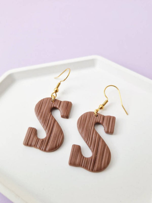 Chocoladeletter oorbellen