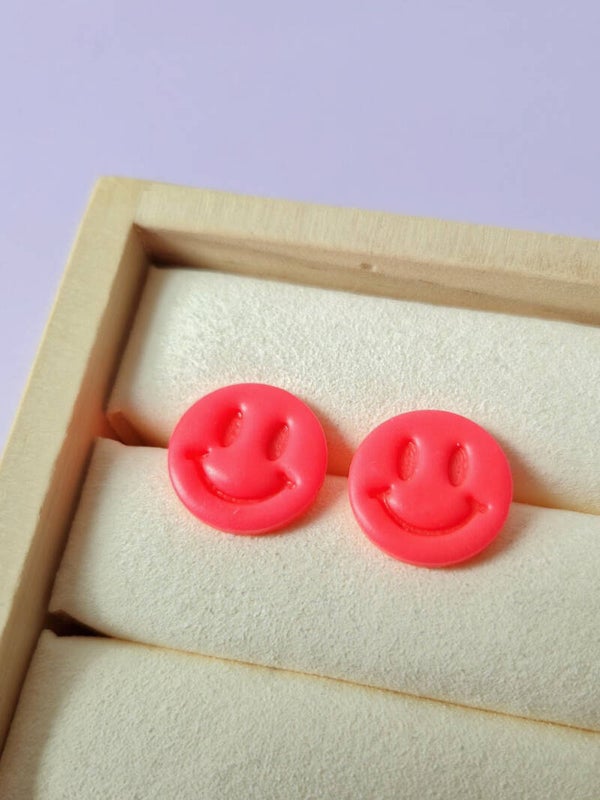 Grote neon roze smiley studs oorbellen