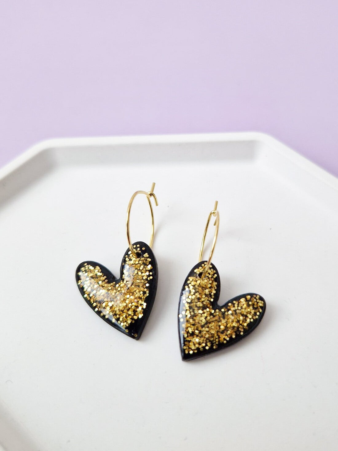 Zwarte glitter hartjes oorbellen