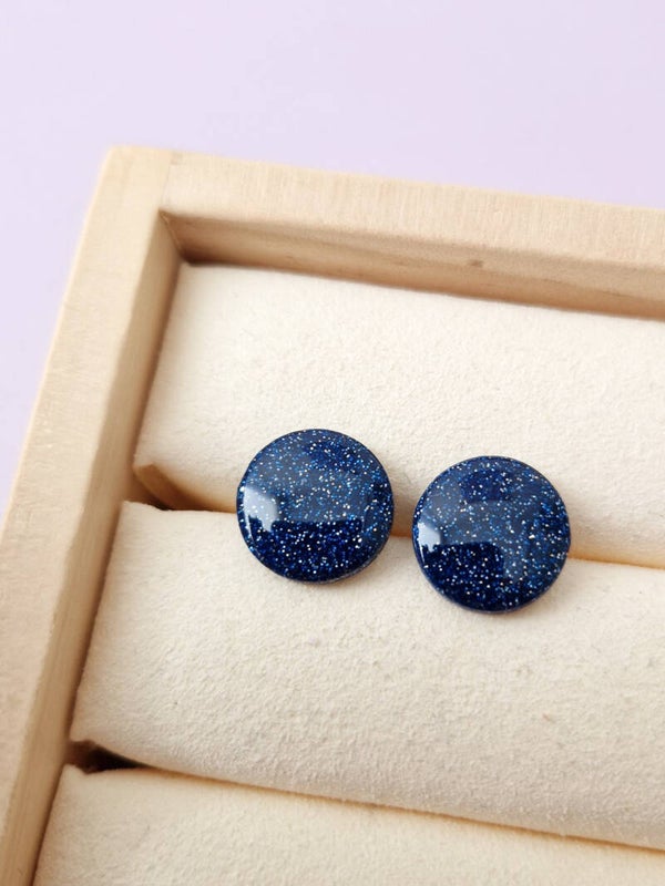 Blauwe galaxy stud oorbellen