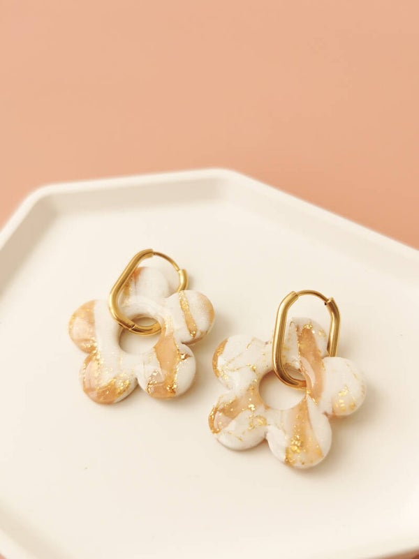 Goud met witte bloem oorbellen