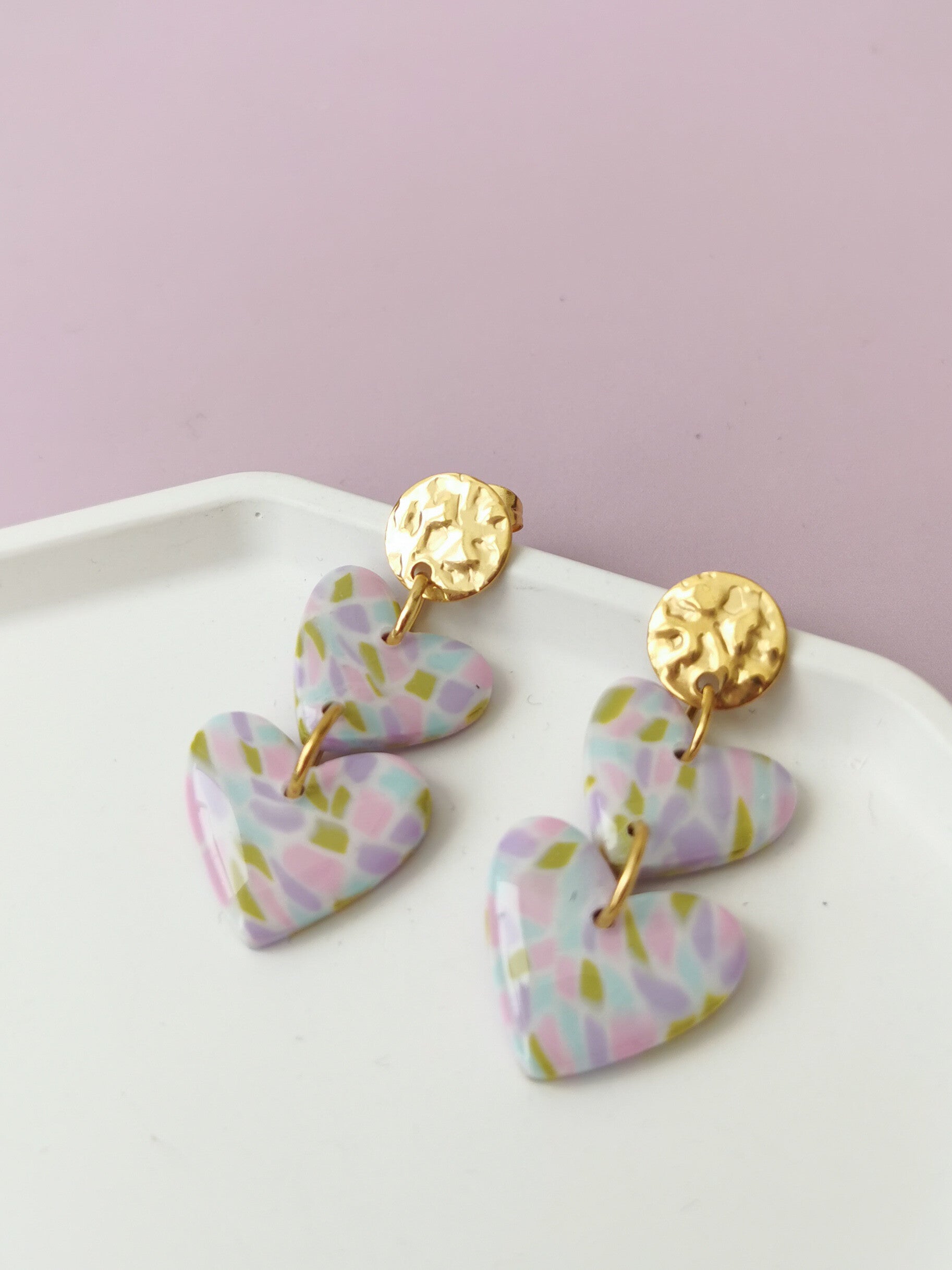 Gekleurde blokjes hartjes oorbellen