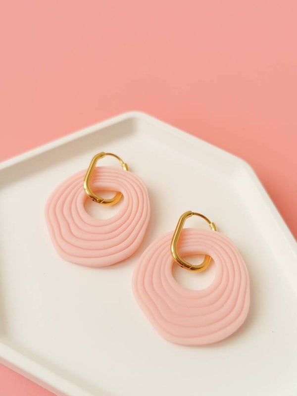 Zacht roze organische lijn oorbellen van RVS