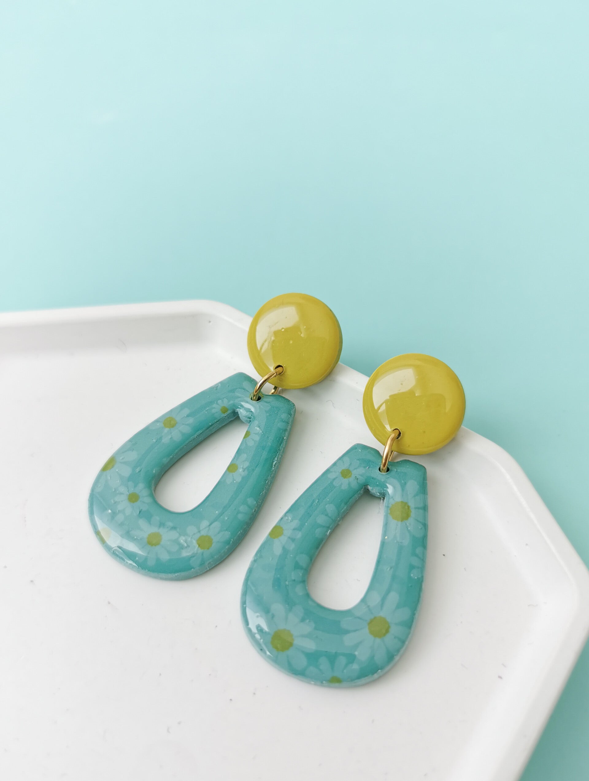 Turquoise groene madelief oorbellen