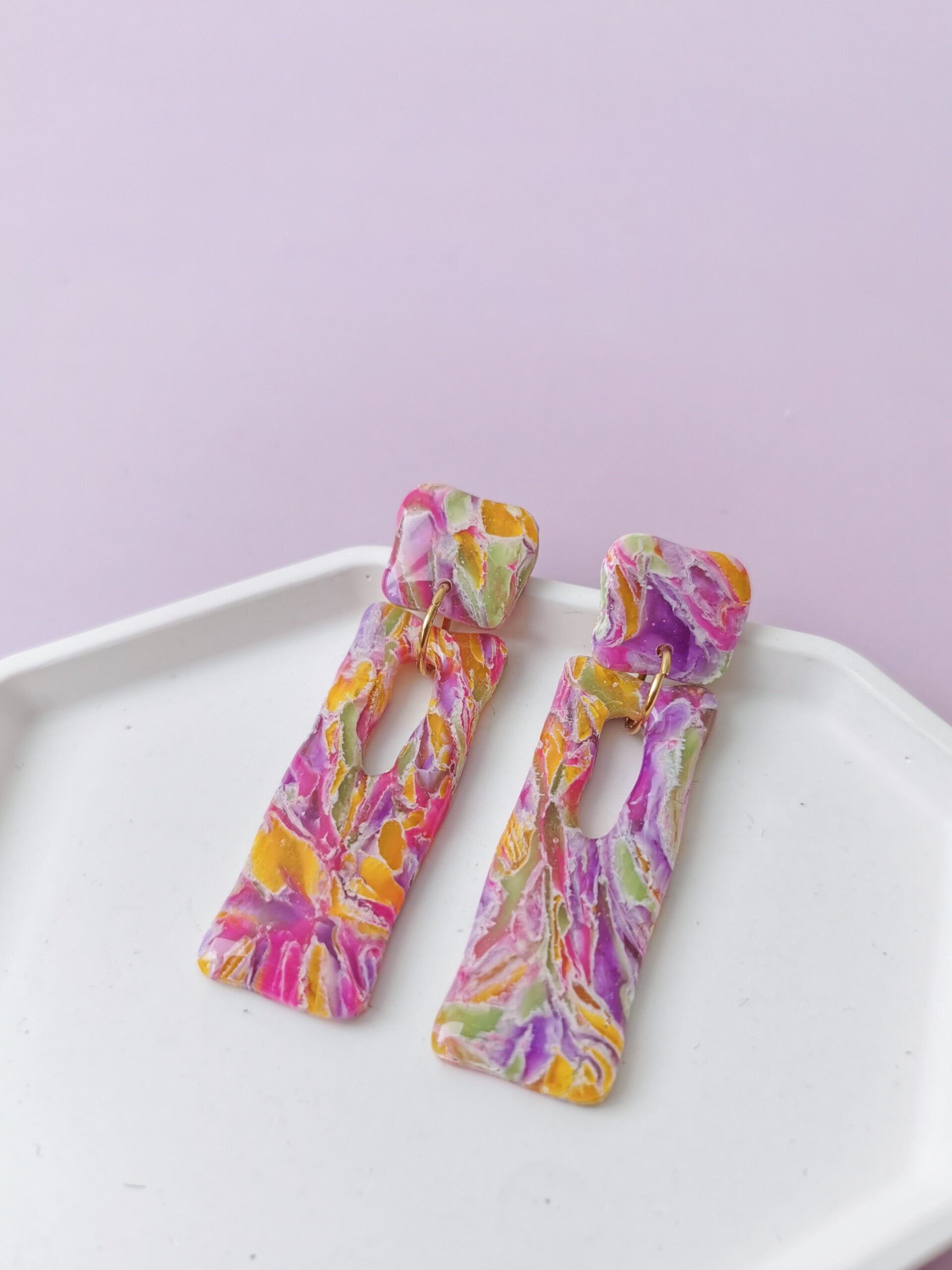 Translucent wobbly square oorbellen