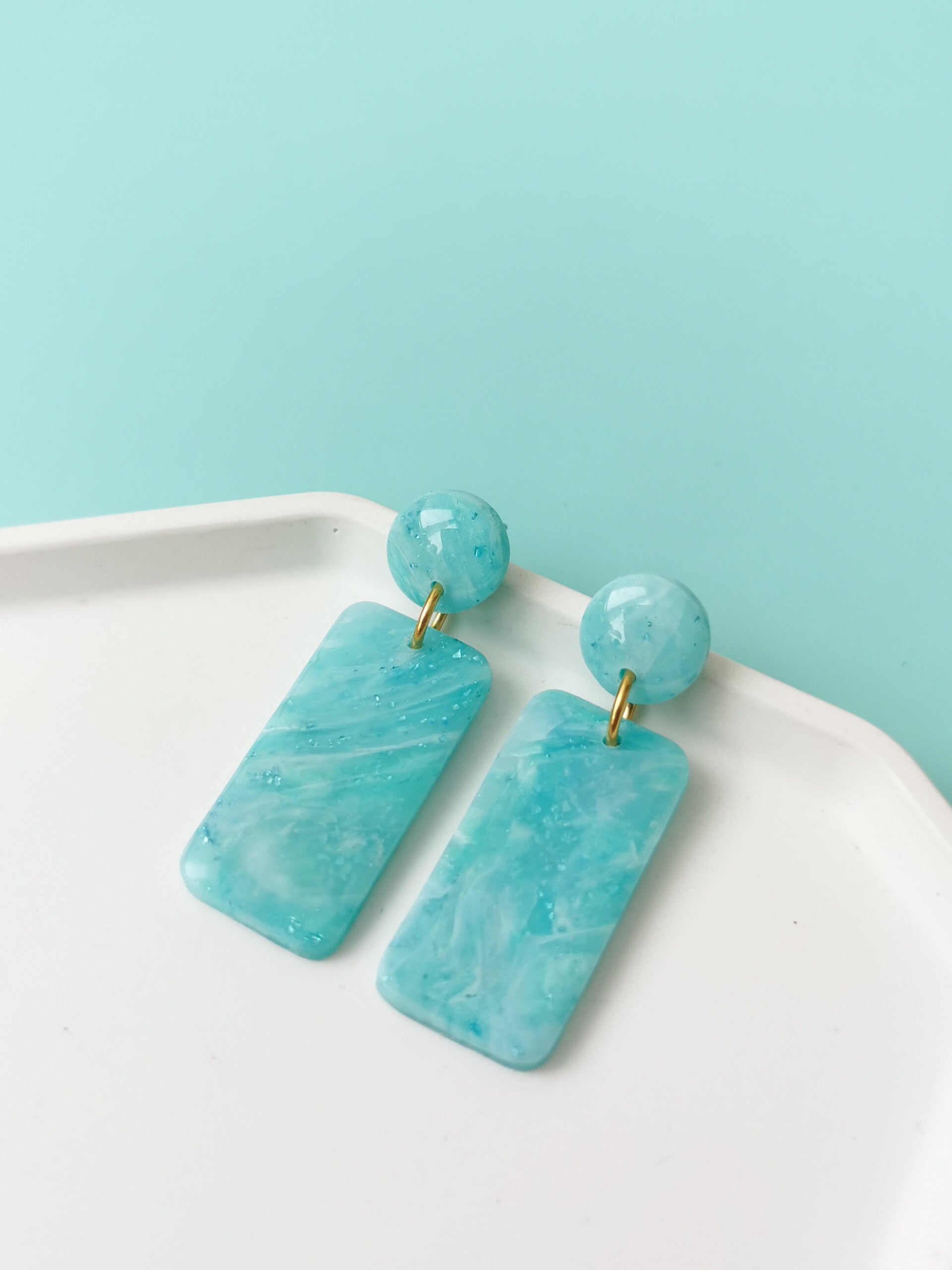 Aquablauwe rechthoek oorbellen