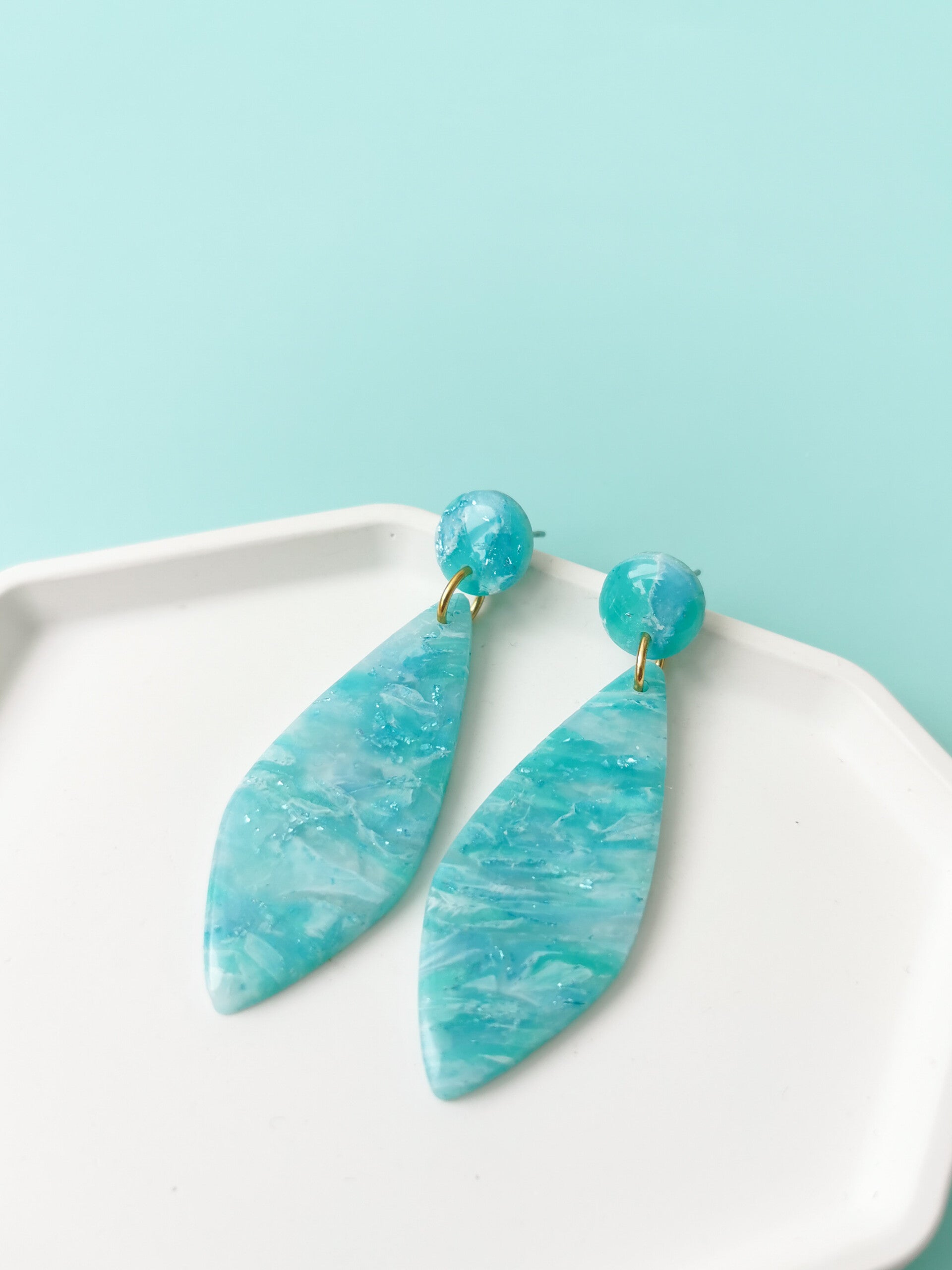 Aquablauwe dagger oorbellen