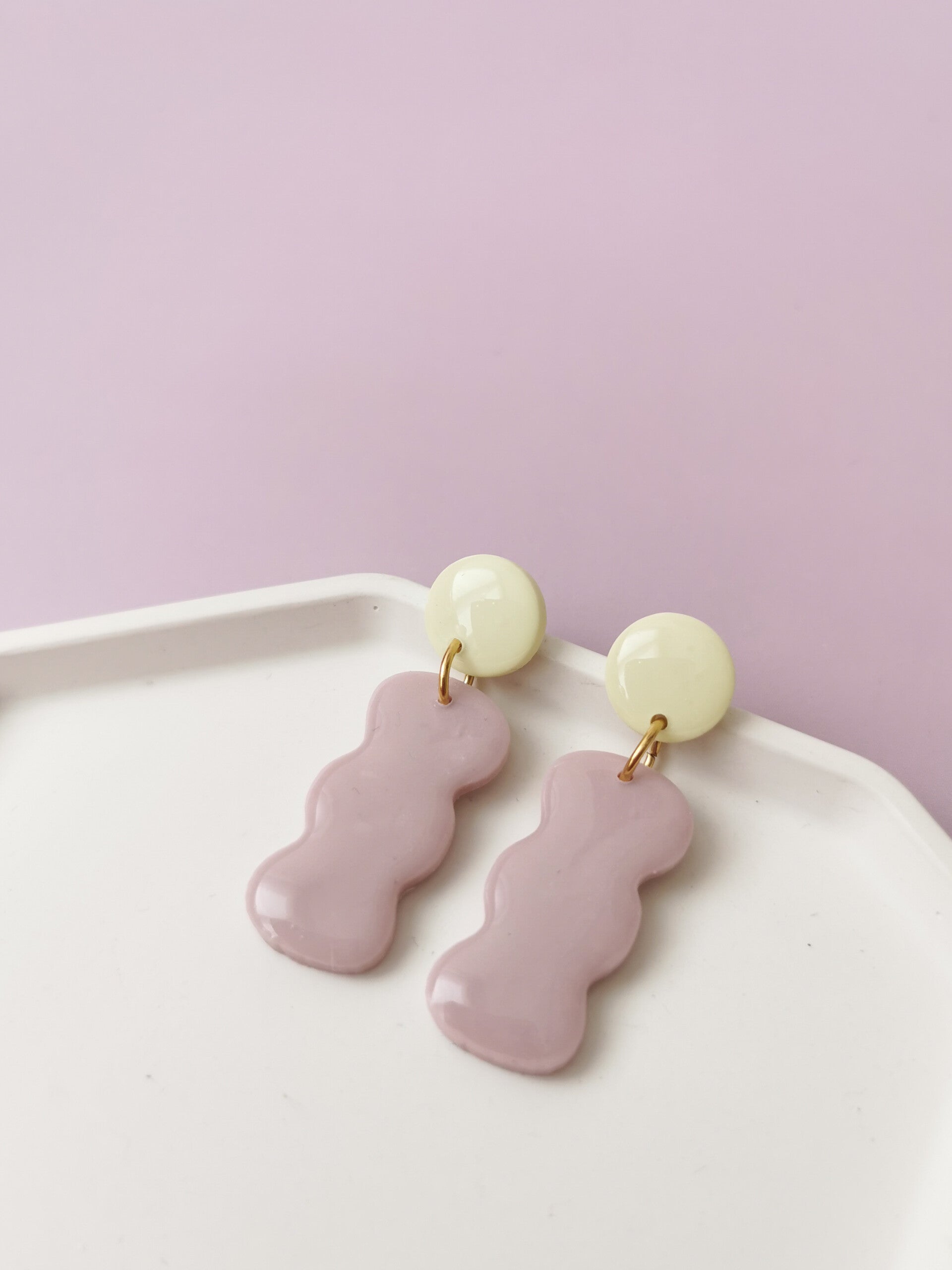 Pastelkleurige golf oorbellen