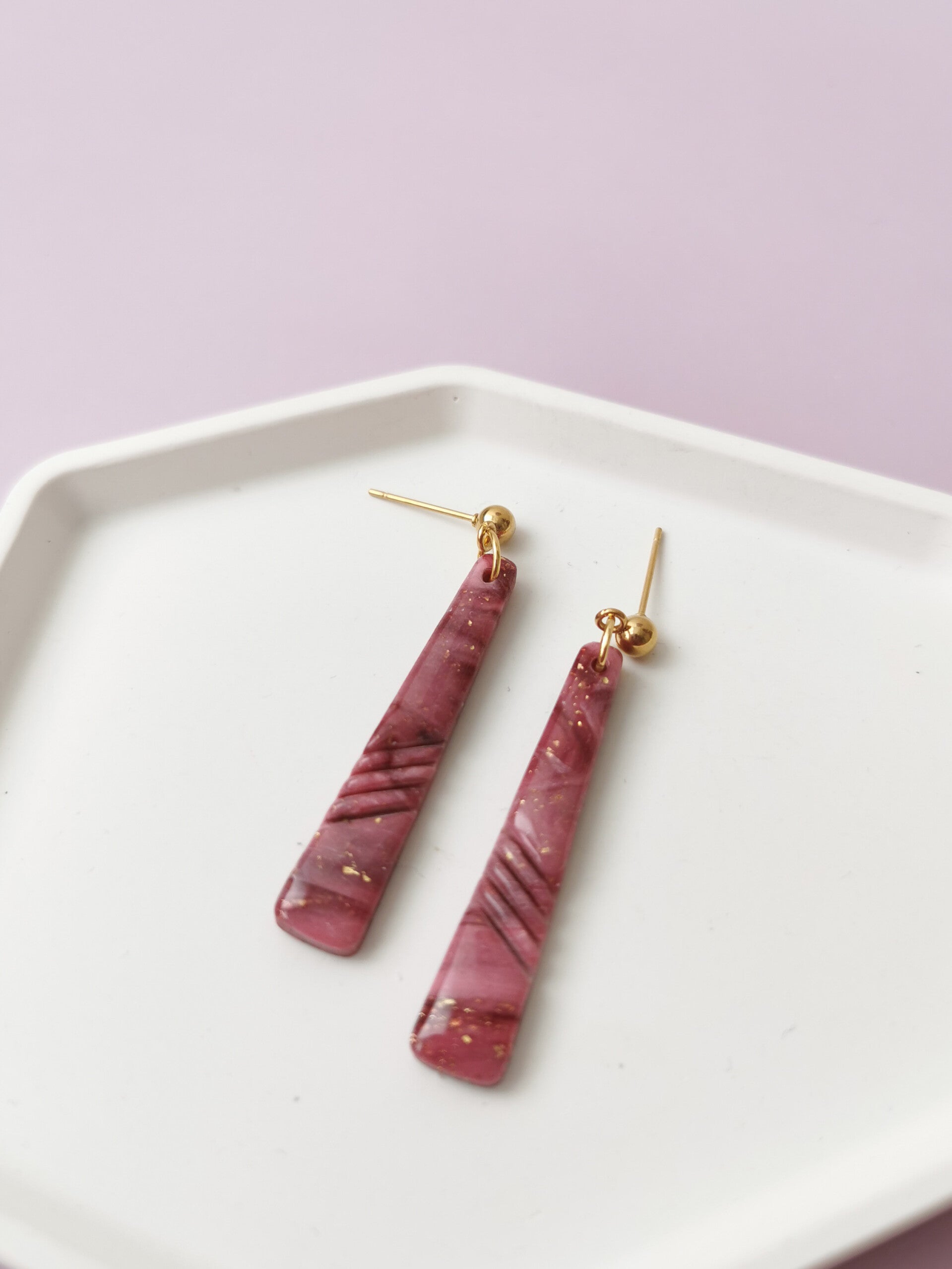 Donkerroze staafjes oorbellen