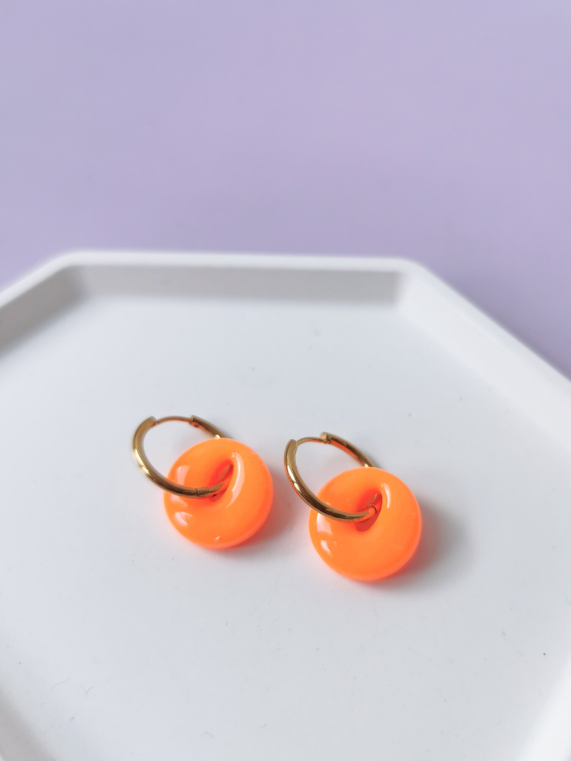Neon oranje rondjes bedels