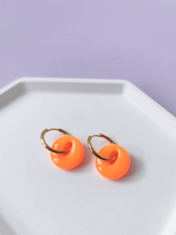 Neon oranje rondjes bedels
