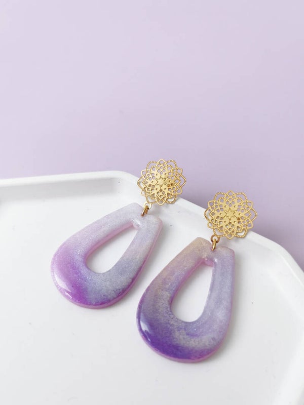 Lila ovale glitter oorbellen