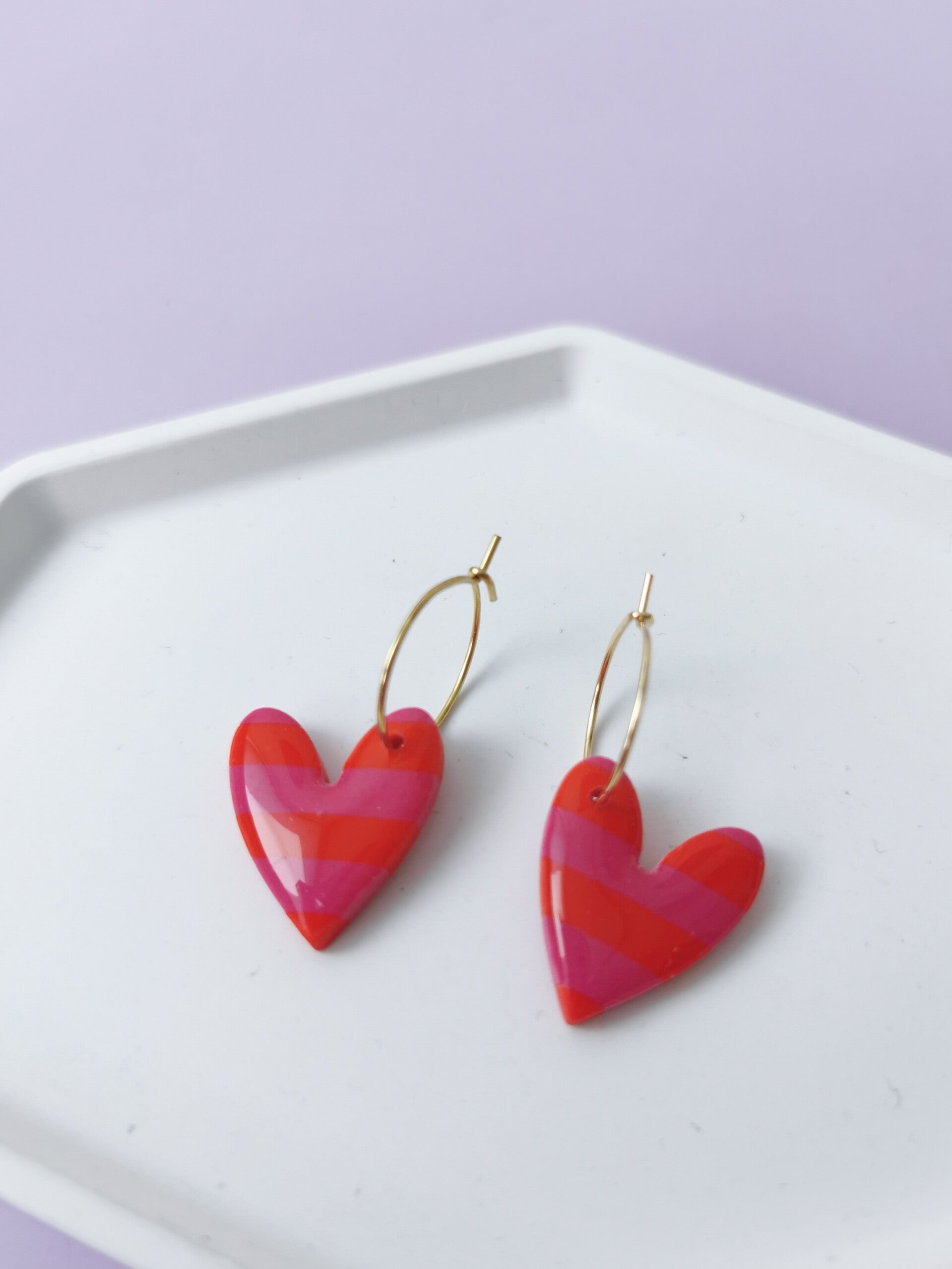 Rood/roze gestreepte hartjes oorbellen
