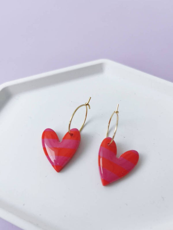 Rood/roze gestreepte hartjes oorbellen