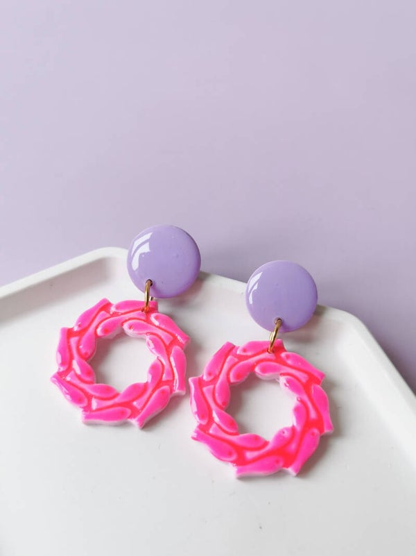 Neon fish oorbellen