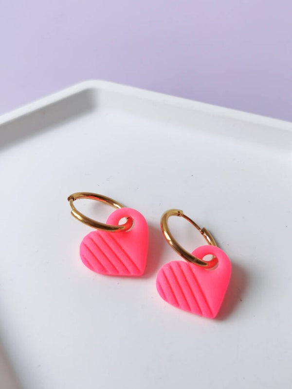 Neon hearts oorbellen
