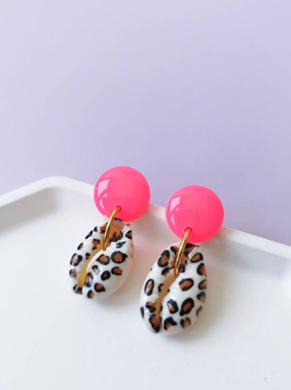 Neon panter schelp oorbellen