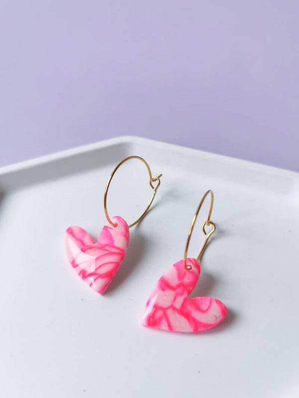 Neon roze hartjes oorbellen