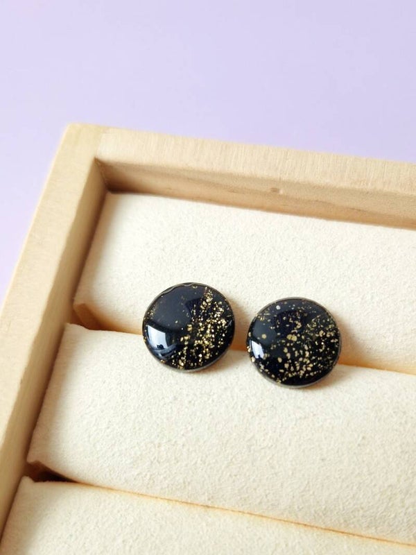 Zwart met gouden studs oorbellen (WBC)