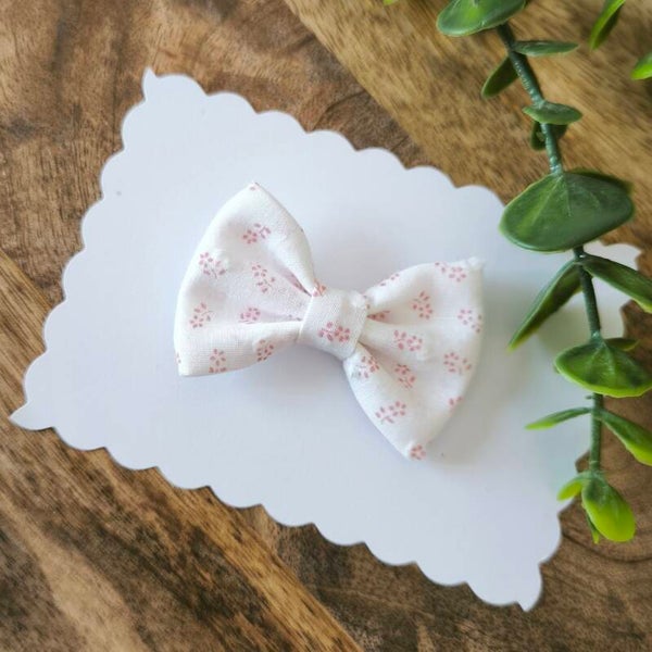 Fleurs rose plumetis